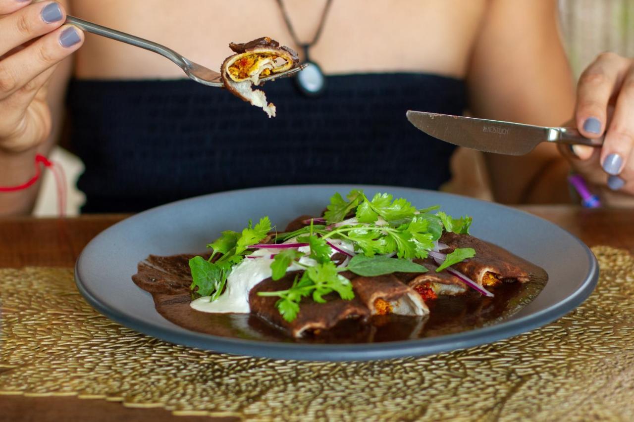 Hotel Makaaba Eco-Boutique Bacalar Exterior photo A woman eating a plate of enchiladas